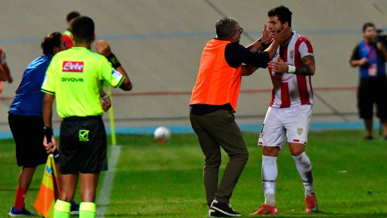 Alessandro Miramari si congratula con Elia Petrelli dopo il gol vittoria realizzato contro il Guidonia (Blaco)