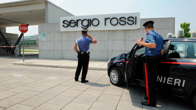 I carabinieri dopo la spaccata alla Sergio Rossi