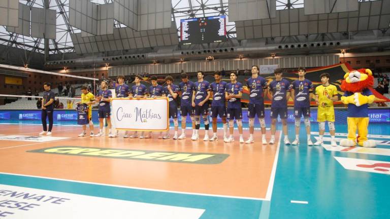 La Consar Ravenna durante il minuto di silenzio in ricordo di Mathias Tonti