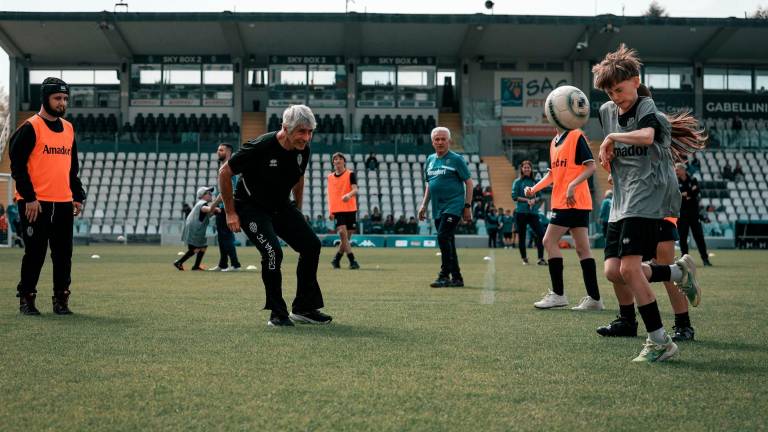 Il ministro dello Sport, Andrea Abodi, in campo a Cesena con i ragazzi del progetto “Per un calcio integrato”; nel riquadro Massimiliano Rizzello