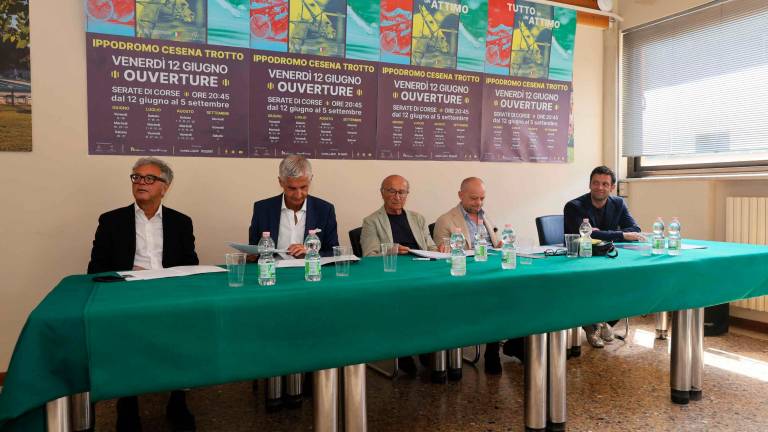 Da sinistra Marco Rondoni (direttore generale Hippogroup), Luca Pagliacci (direttore marketing Orogel), Umberto Antoniacci (presidente Hippogroup), l’assessore Luca Ferrini e lo sponsor Andrea Baraghini (Caiec)