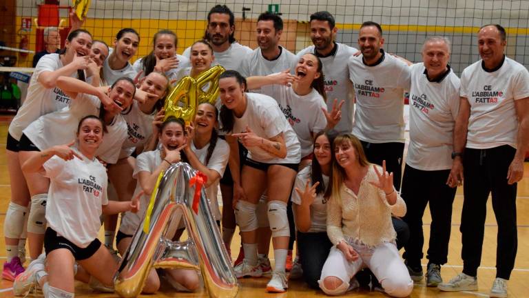 La formazione ravennate mentre festeggia la promozione sul campo
