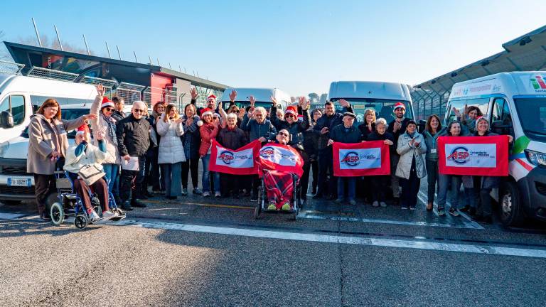 Imola, “ci fate fare un giro di pista all’autodromo”? Il desiderio dei nonni delle Rsa diventa realtà