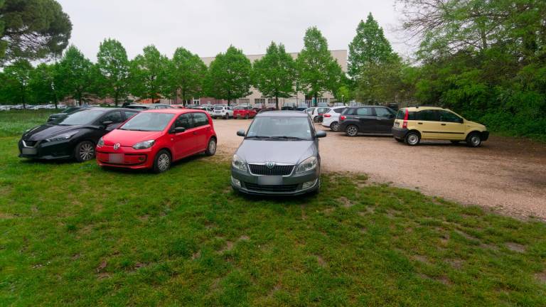 Ravenna, strisce blu sempre più care: sosta selvaggia nelle strade sterrate