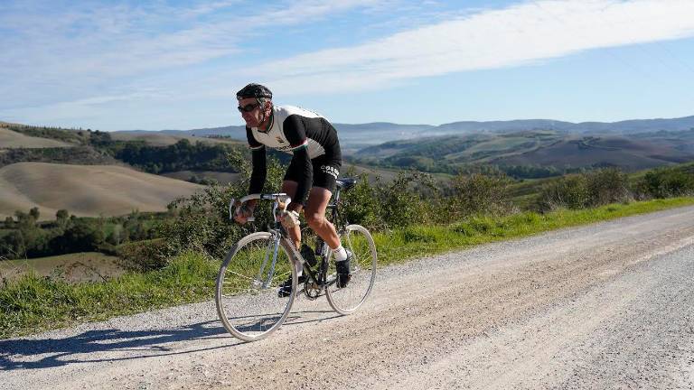 Marco Pompili impegnato nello sforzo più difficile sulla strada bianca