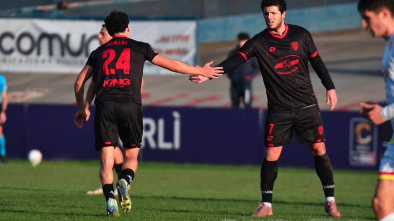 A sinistra il difensore centrale classe 2004 Matteo Onofri, cesenate di proprietà dello Spezia ed ex del Ravenna, è molto vicino al trasferimento al Forlì con la formula del prestitoA destra: in alto Tomas Lepri in gol in Rimini-Ternana di inizio stagione; in basso Elia Petrelli, corteggiato dal Perugia, dà il cinque a Giacomo Cavallini, terzino che il Forlì “riscatterà” dalla Reggiana