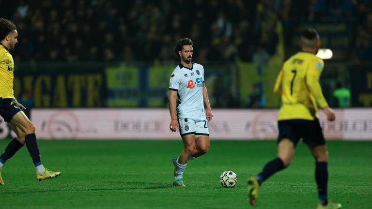 Matteo Piacentini dovrebbe essere confermato nei tre difensori centrali anche contro il Frosinone (foto Luigi Rega)