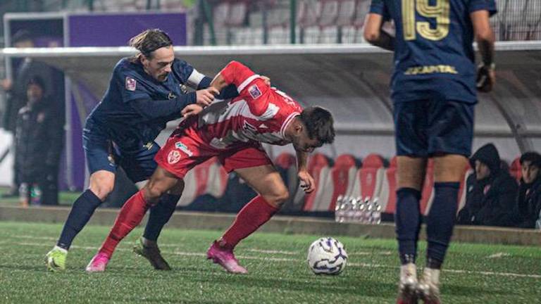 Il capitano giallorosso Paolo Rrapaj impegnato nel recuperare la sfera (foto ORESTE CHIANESE)