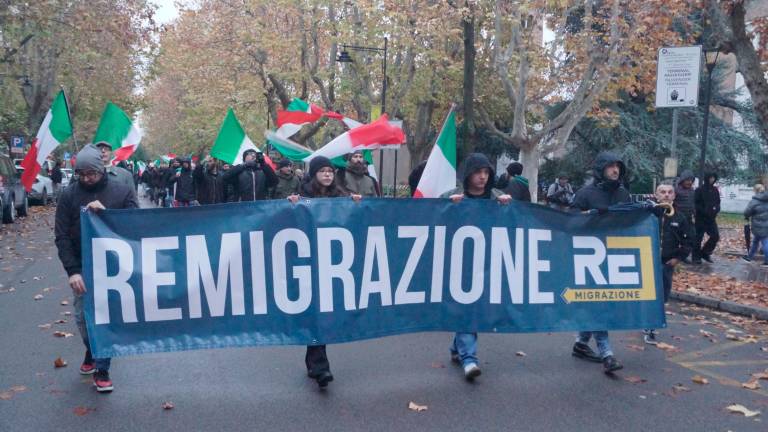 Tra slogan nazionalisti e controcori, la città blindata per il corteo Remigrazione