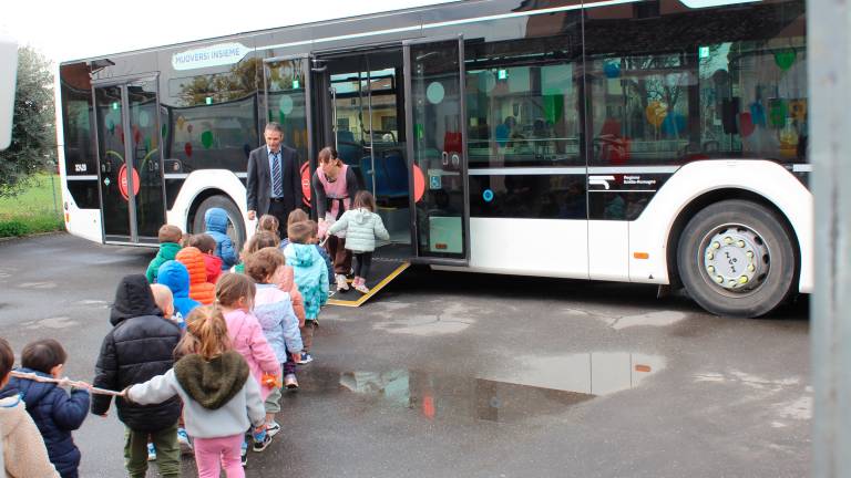 Cesena, Festa del Papà con sorpresa a Gattolino: babbo autista va a prendere la figlioletta all’asilo con il bus