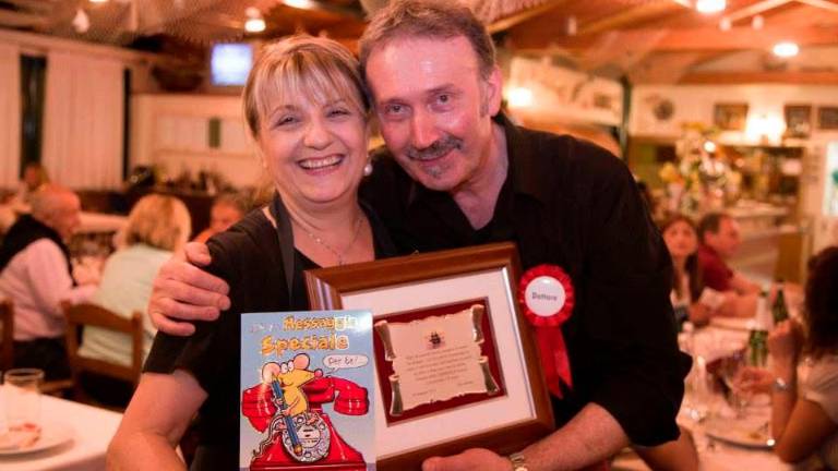 Maria e Francesco, gli ex titolari. In basso lo staff del “Pirata”