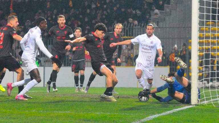 Una mischia nell’area del Forlì (foto MASSIMO FIORENTINI)