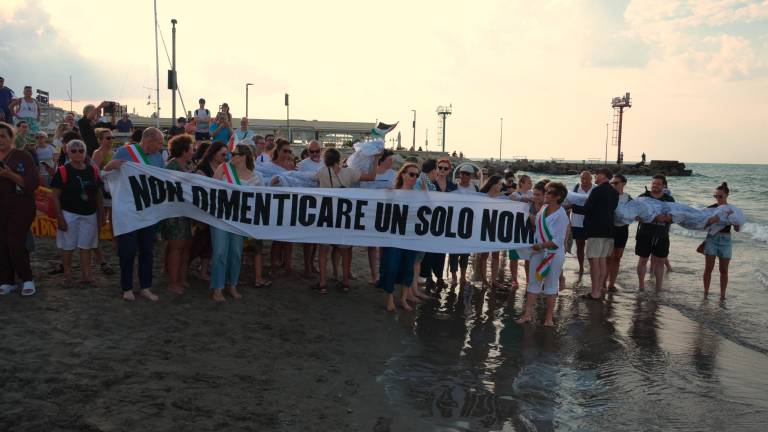 Riccione, i nomi dei bimbi uccisi a Gaza sfilano sulla battigia: il corteo per la pace FOTO E VIDEO