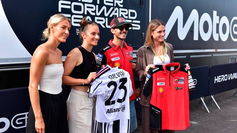 La calciatrice della Juve Cecilia Salvai con Pecco Bagnaia