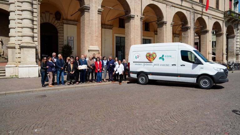 In piazza Cavour è stato consegnato all’Istituto per la Famiglia Rimini ODV un furgone elettrico