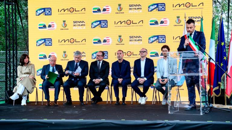 Imola, il vicepremier Antonio Tajani: «Senna e Ratzenberger esempi positivi, lo sport è strumento di pace» VIDEOGALLERY