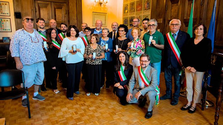 Istituzioni e premiati in prefettura. Di seguito, i vari riconoscimenti (Foto Fiorentini)