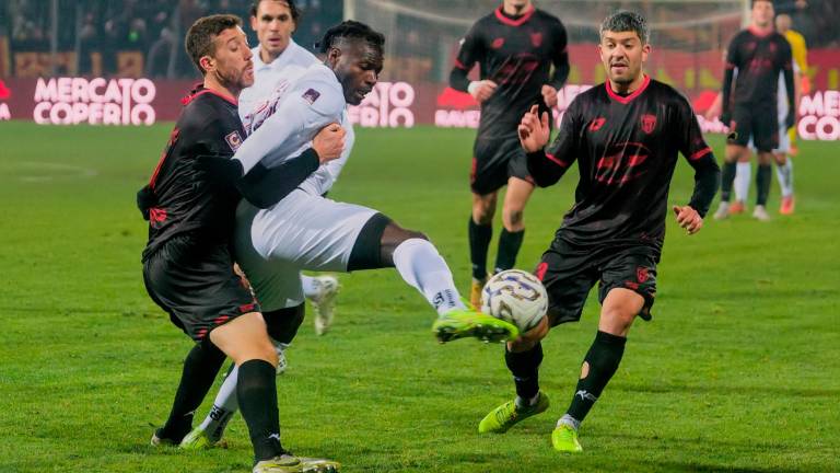 Jonathan Italeng tra Lorenzo Saporetti e Francesco Menarini nel derby contro il Forlì pareggiato sabato al Bruno Benelli foto MASSIMO FIORENTINI
