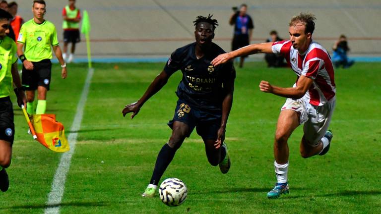 Abdel Zagrè, a destra in un duello con Mirko Elia nel derby di andata giocato al Tullo Morgagni,e Matteo Motti, sopra, sono entrambi recuperati per la sfida in programma domani alle 17.30in uno stadio Bruno Benelli già sold out per i settori riservati ai tifosi del Ravenna foto fabio blaco