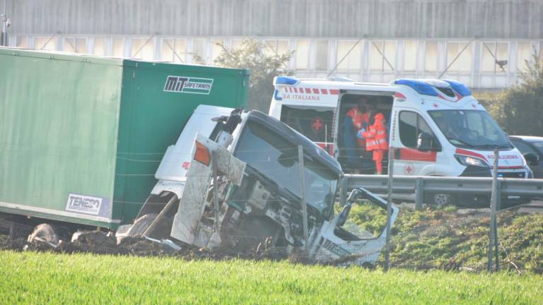 Forlì, incidente in A14: tamponato dal camion che trasporta materiale radioattivo, gravissimo un uomo - Gallery