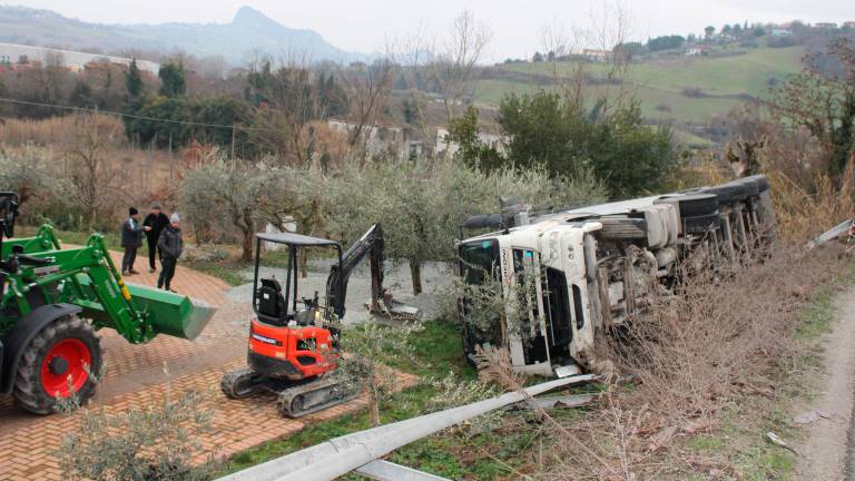 Dall’alto, il camion ribaltato e Vito Pezzino che indica la ghiaia che si è riversata sul suo terreno dove si trovava poco prima dell’incidente