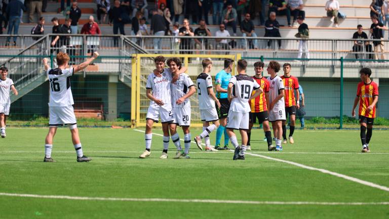 I festeggiamenti dopo Cesena-Benevento nella gara di ritorno (foto Zanotti)