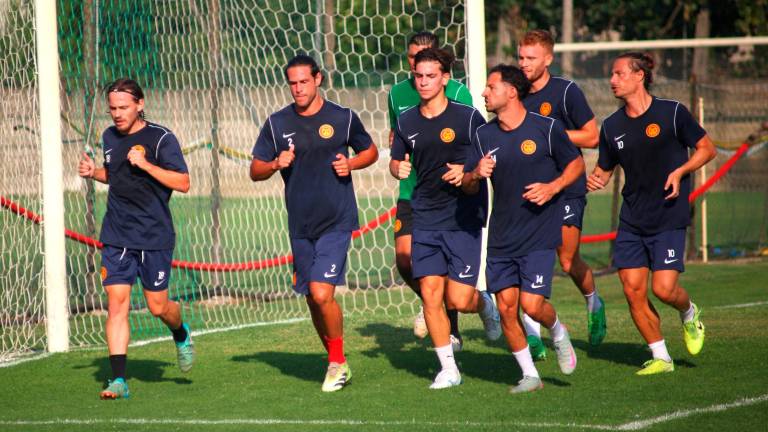 La squadra giallorossa durante il primo allenamento sul campo sportivo di Glorie (foto Fiorentini)