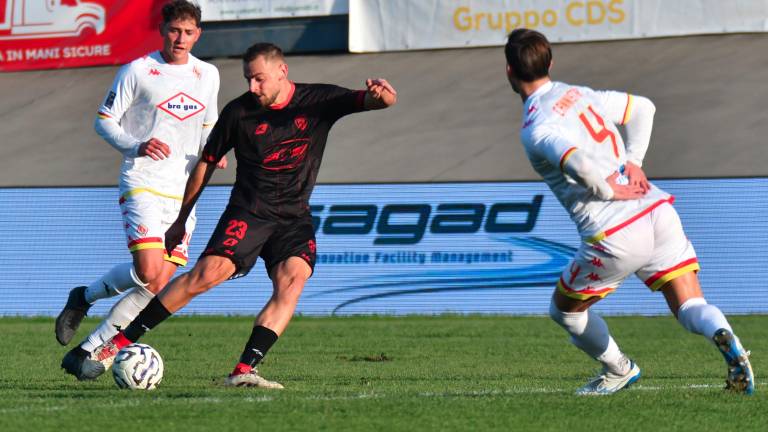 Il centrocampista Carlo De Risio al tiro nel match interno con il Bra (foto Fabio Blaco)