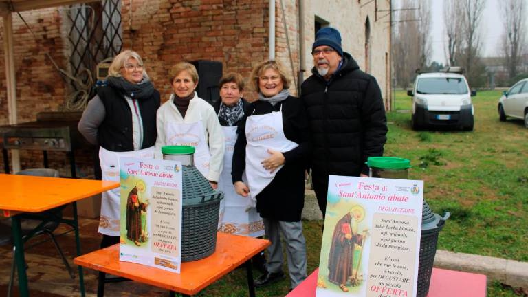 San Mauro, benedizione animali: la Torre pascoliana diventa uno zoo per qualche ora