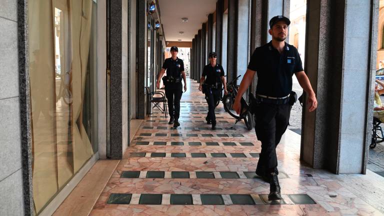 Controlli in centro storico della Polizia locale (foto Fabio Blaco)