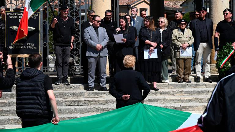 Orsola Mussolini ha chiesto di non fare il saluto romano