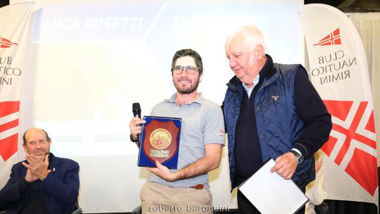 Luca Rosetti premiato dal presidente del Club Nautico Gianfranco Santolini