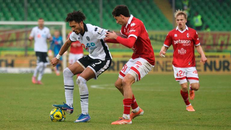 Jalen Blesa pressato da Cistana in Cesena-Bari (foto Zanotti)
