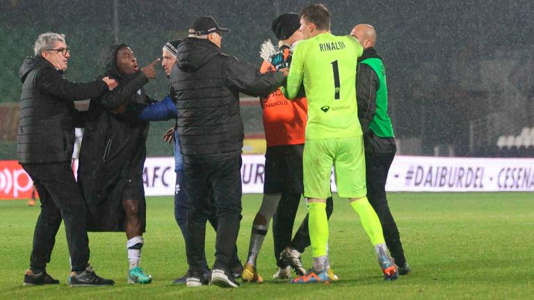 Una fase del finale concitato di Cesena-Olbia (foto Zanotti)