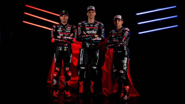 Lorenzo Savadori alla presentazione dell’Aprilia con Bezzecchi e Martin