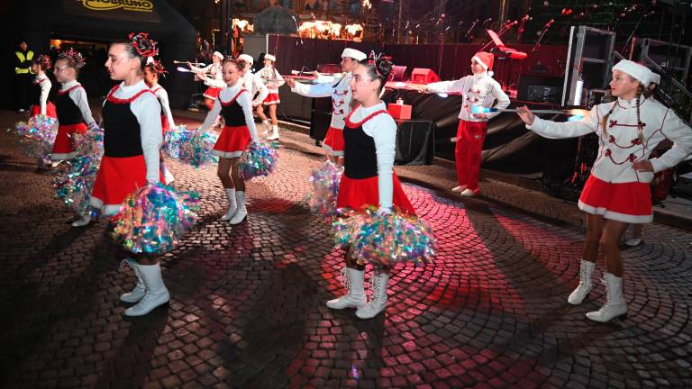 Centinaia di persone in piazza Saffi per l’accensione di “Forlì che brilla” FOTO