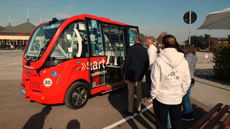 Sopra, il circuito allestito. A lato, i passeggeri volontari e il personale addetto ala sicurezzafoto zanotti