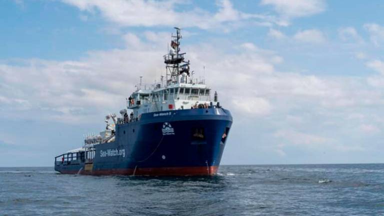 Prevale l’umanità. Non arriverà più a Ravenna la nave con il corpo del migrante 17enne morto: è stato fatto sbarcare in Sicilia.