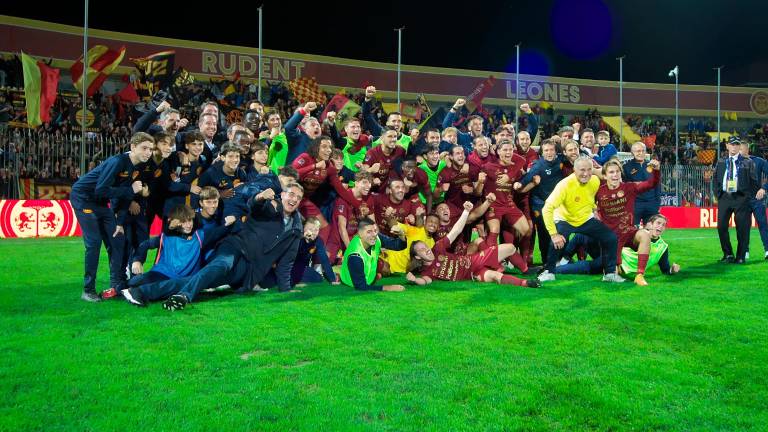 I festeggiamenti del Ravenna dopo la vittoria sull’Ascoli (foto Massimo Fiorentini)