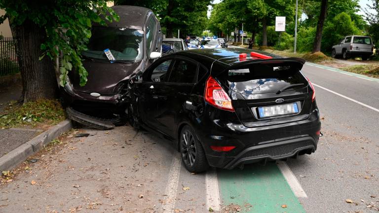 Forlì, finisce contro le auto in sosta: ferito 26enne FOTOGALLERY