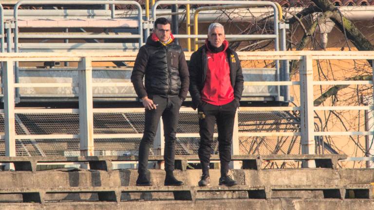 Il direttore sportivo Andrea Grammatica assieme all’allenatore Massimo Gadda sulle gradinate del Benelli dopo l’espulsione del tecnico (Fiorentini)