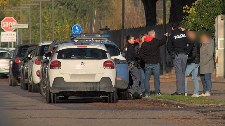 La polizia sul luogo della rapina (foto Massimo Fiorentini)