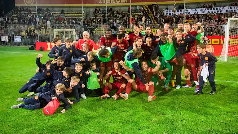Il Ravenna festeggia dopo la vittoria contro la Vis Pesaro al Benelli (foto Fiorentini)