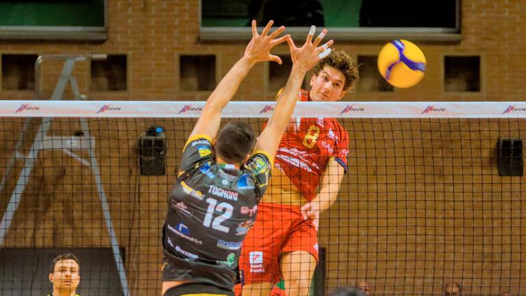 Un attacco del centrale giallorosso Filippo Bartolucci (Fiorentini)