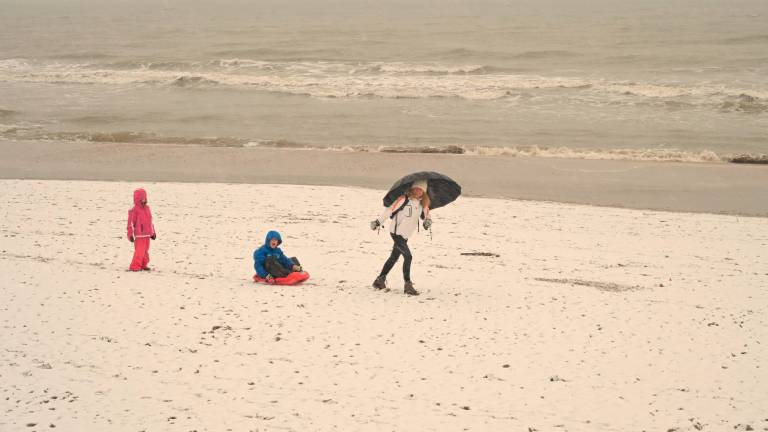 Neve a Riccione, in azione i mezzi spargisale. Lo spettacolo della spiaggia imbiancata