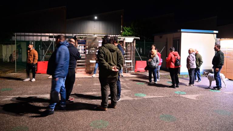 Il presidio dei lavoratori nella notte tra venerdì e sabato (foto Fabio Blaco)