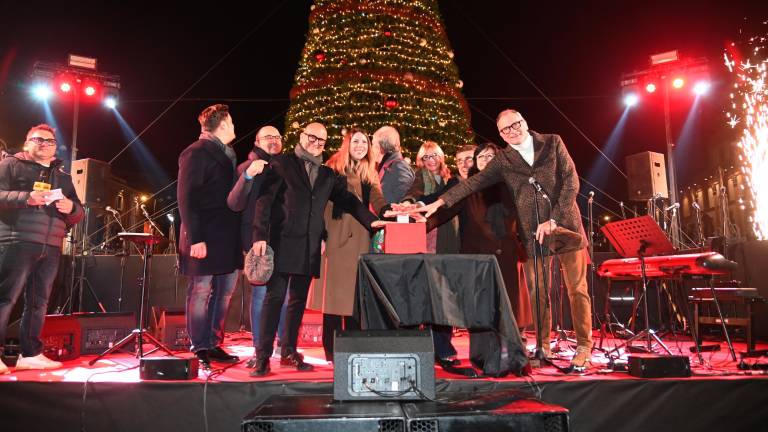 L’accensione dell’albero di Natale e delle luminarie di piazza Saffi (foto Blaco)