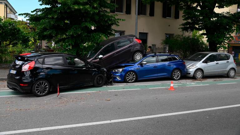 Forlì, finisce contro le auto in sosta: ferito 26enne FOTOGALLERY