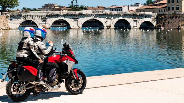 In moto lungo la Valmarecchia: 70 km di curve da Rimini alle sorgenti