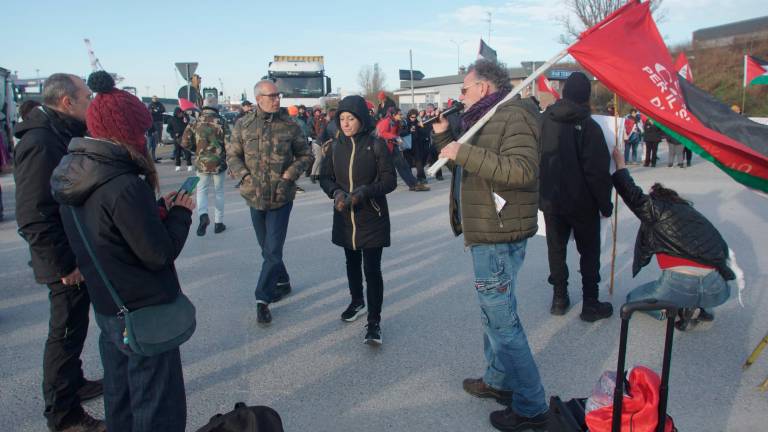 “Basta col transito di armi dal porto di Ravenna”: un affollato presidio sulla Classicana - Gallery